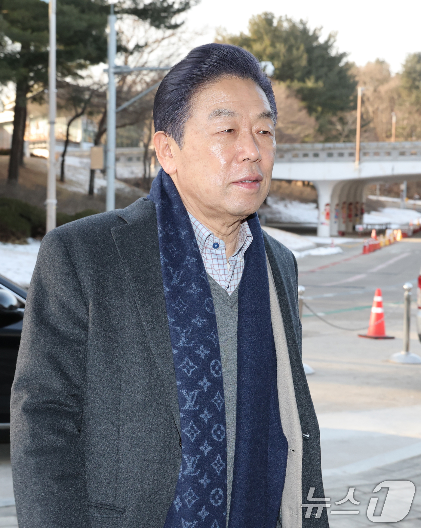 (대전=뉴스1) 김기태 기자 = 독립기념관 이사회에서 해임이 의결된 김형석 독립기념관 관장이 20일 오전 겨레누리관으로 출근하고 있다.이사회는 지난 19일 김형석 관장에 대한 해임 …