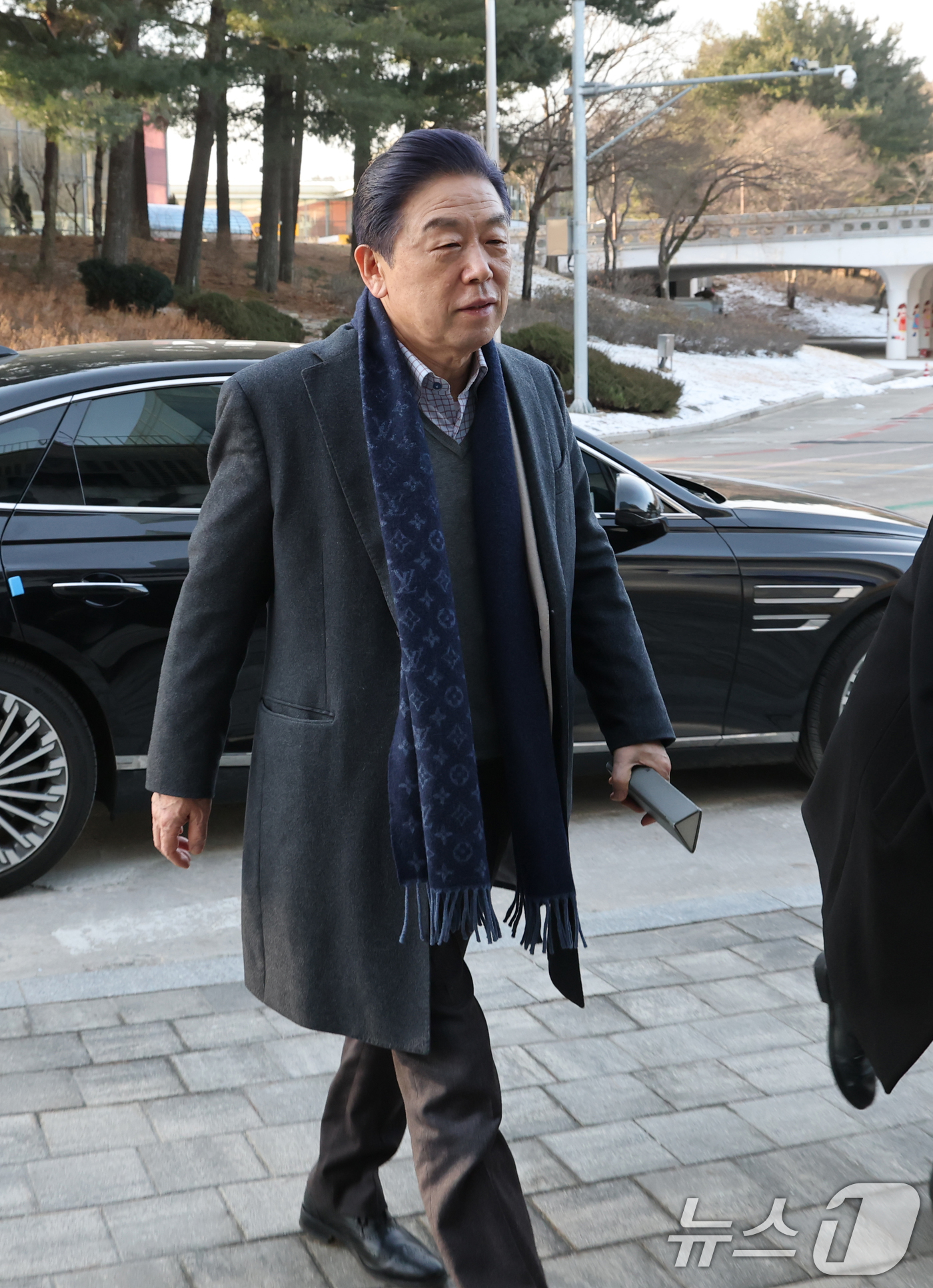 (천안=뉴스1) 김기태 기자 = 독립기념관 이사회에서 해임이 의결된 김형석 독립기념관 관장이 20일 오전 겨레누리관으로 출근하고 있다.이사회는 지난 19일 김형석 관장에 대한 해임 …