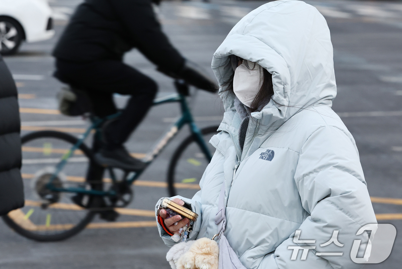 (서울=뉴스1) 최지환 기자 = 중부지방을 중심으로 한파특보가 발령된 20일 서울 종로구 세종대로 사거리에서 두터운 옷을 입은 시민들이 이동하고 있다. 2026.1.20/뉴스1