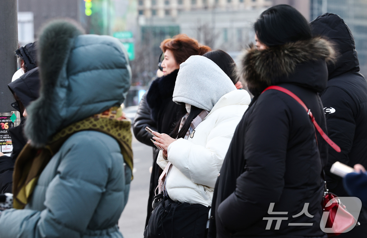 (서울=뉴스1) 최지환 기자 = 중부지방을 중심으로 한파특보가 발령된 20일 서울 종로구 세종대로 사거리에서 두터운 옷을 입은 시민들이 이동하고 있다. 2026.1.20/뉴스1