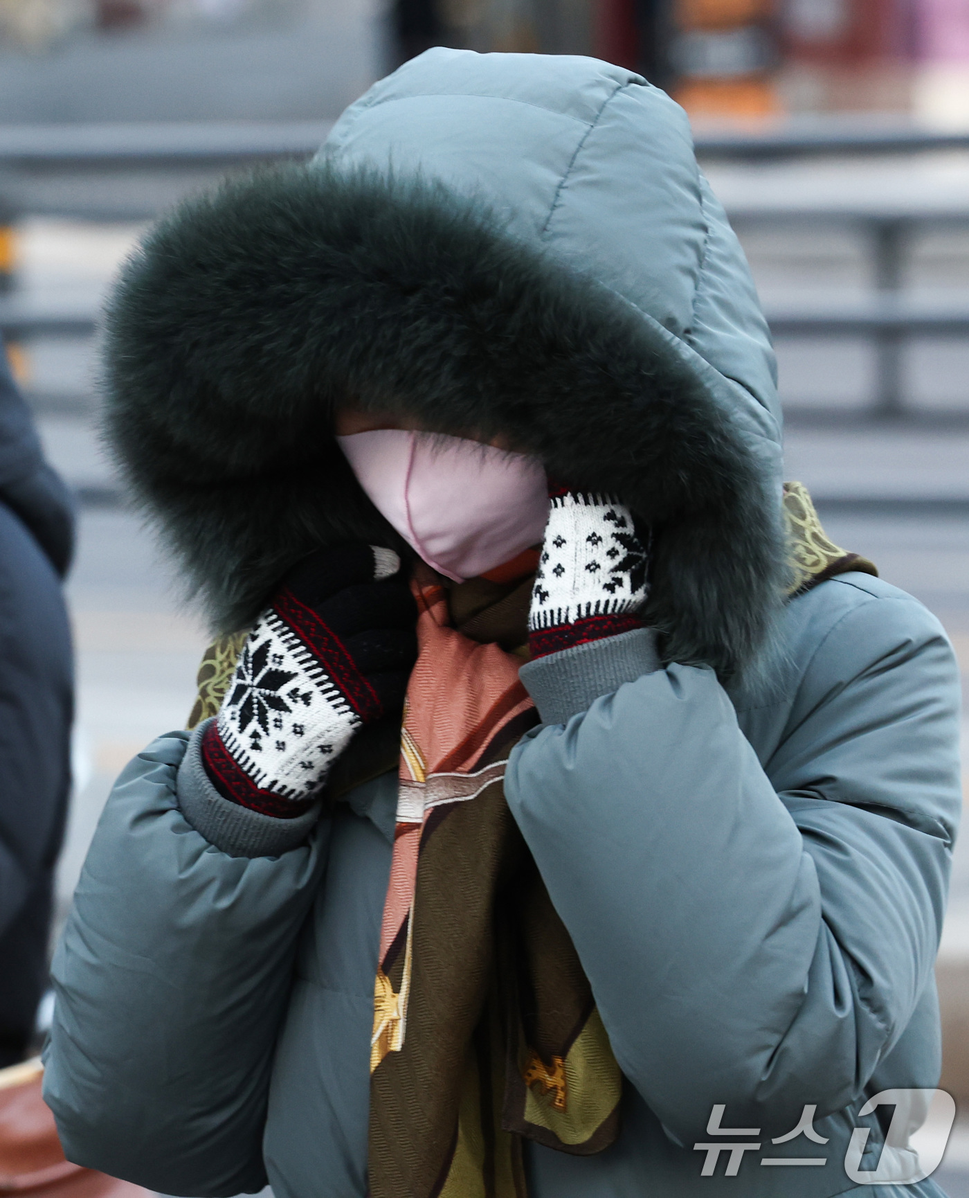 (서울=뉴스1) 최지환 기자 = 중부지방을 중심으로 한파특보가 발령된 20일 서울 종로구 세종대로 사거리에서 두터운 옷을 입은 시민들이 이동하고 있다. 2026.1.20/뉴스1