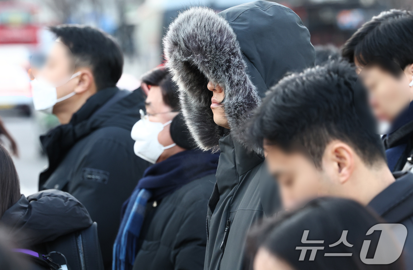 (서울=뉴스1) 최지환 기자 = 중부지방을 중심으로 한파특보가 발령된 20일 서울 종로구 세종대로 사거리에서 두터운 옷을 입은 시민들이 이동하고 있다. 2026.1.20/뉴스1
