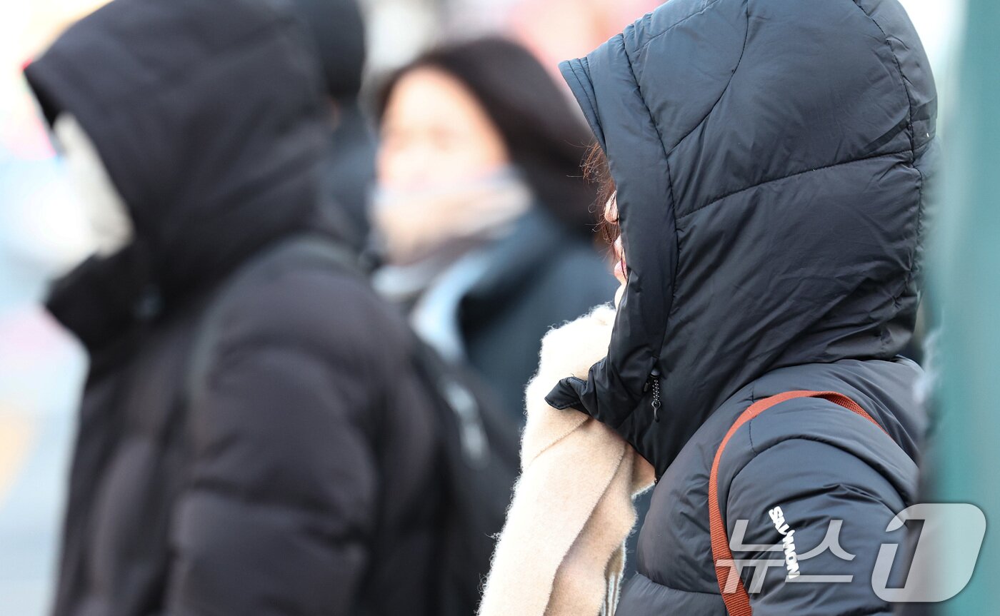 본문 이미지 - 중부지방을 중심으로 한파특보가 발령된 20일 서울 종로구 세종대로 사거리에서 두터운 옷을 입은 시민들이 이동하고 있다. 2026.1.20/뉴스1 ⓒ News1 최지환 기자