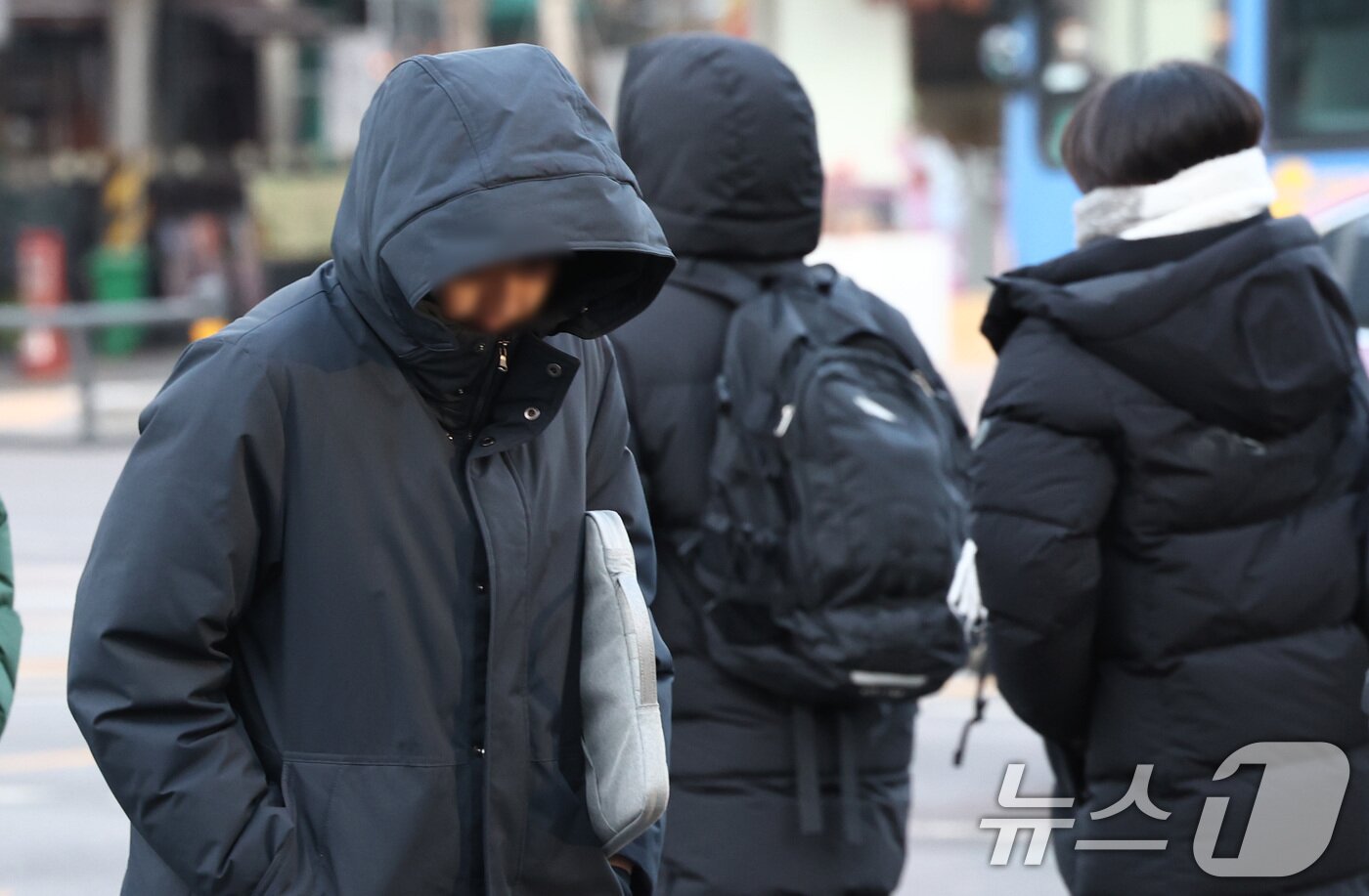 본문 이미지 - 중부지방을 중심으로 한파특보가 발령된 20일 서울 종로구 세종대로 사거리에서 두터운 옷을 입은 시민들이 이동하고 있다. 2026.1.20/뉴스1 ⓒ News1 최지환 기자