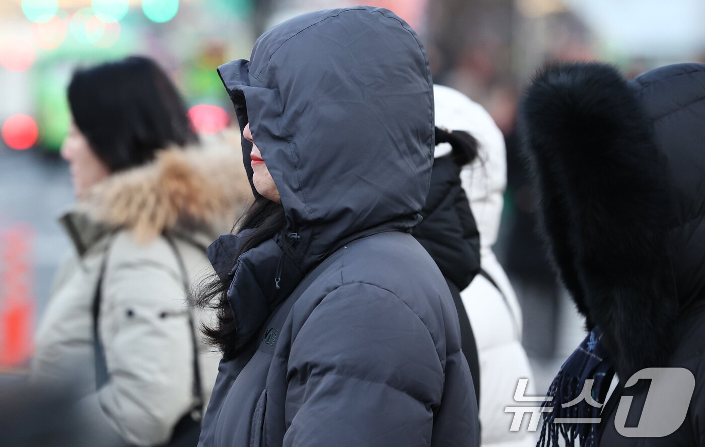 본문 이미지 - 중부지방을 중심으로 한파특보가 발령된 20일 서울 종로구 세종대로 사거리에서 두터운 옷을 입은 시민들이 이동하고 있다. 2026.1.20/뉴스1 ⓒ News1 최지환 기자