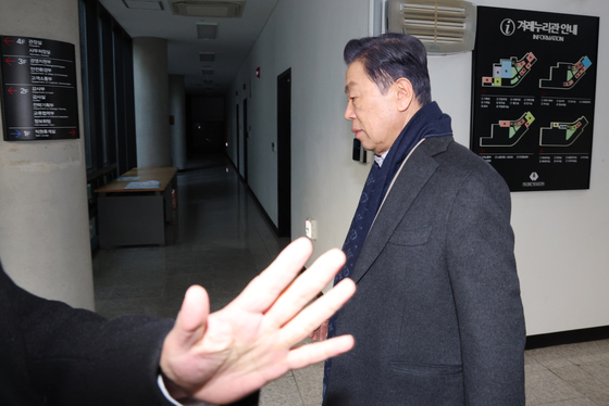 출근하는 김형석 독립기념관 관장