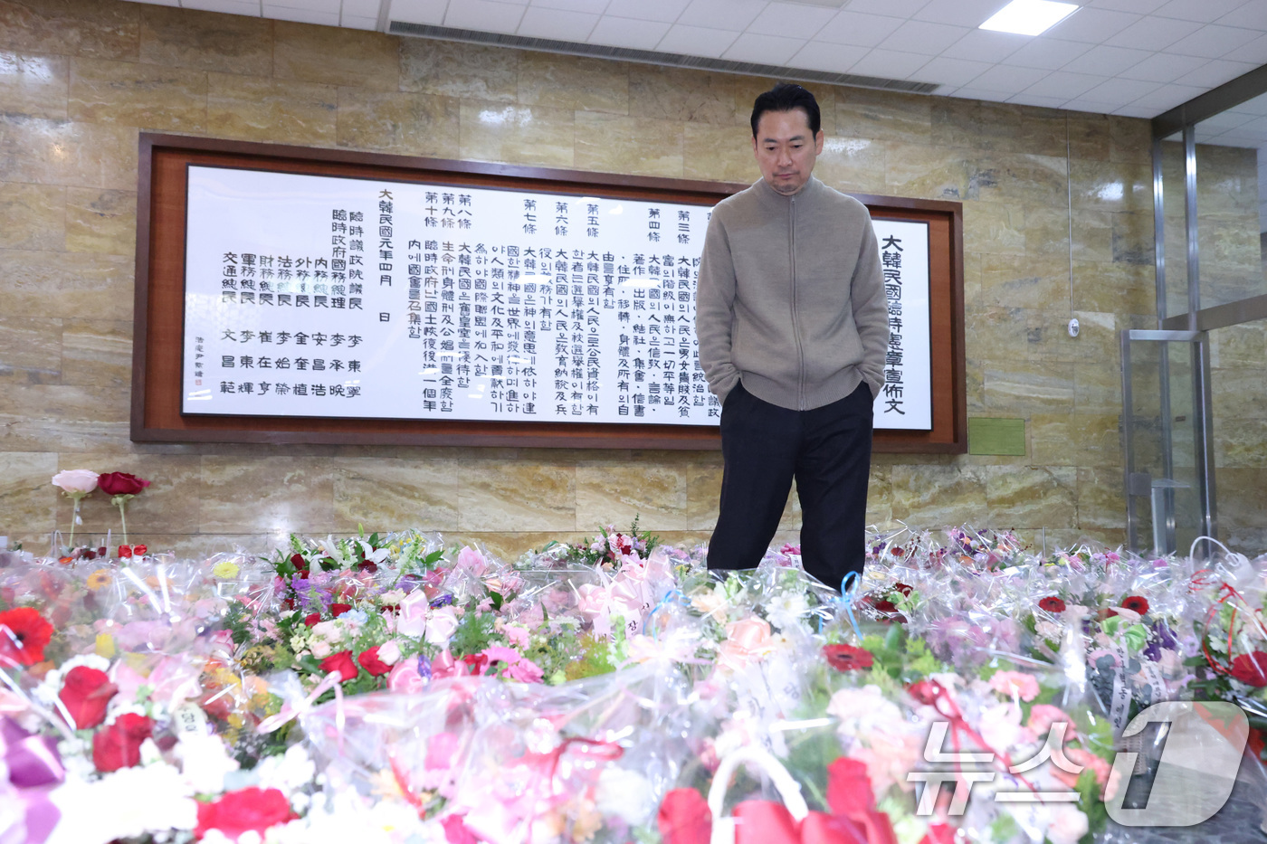 (서울=뉴스1) 신웅수 기자 = 단식 농성 중인 장동혁 국민의힘 대표가 20일 서울 여의도 국회 로텐더홀에 쌓인 꽃바구니를 보고 있다. 2026.1.20/뉴스1