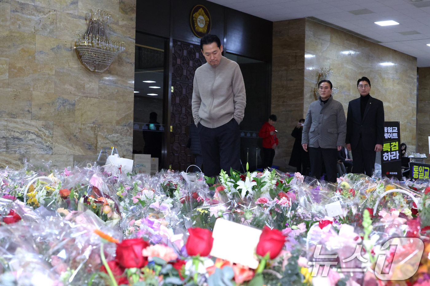 (서울=뉴스1) 신웅수 기자 = 단식 농성 중인 장동혁 국민의힘 대표가 20일 서울 여의도 국회 로텐더홀에 쌓인 꽃바구니를 보고 있다. 2026.1.20/뉴스1