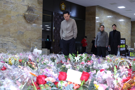 응원 꽃바구니 보는 장동혁