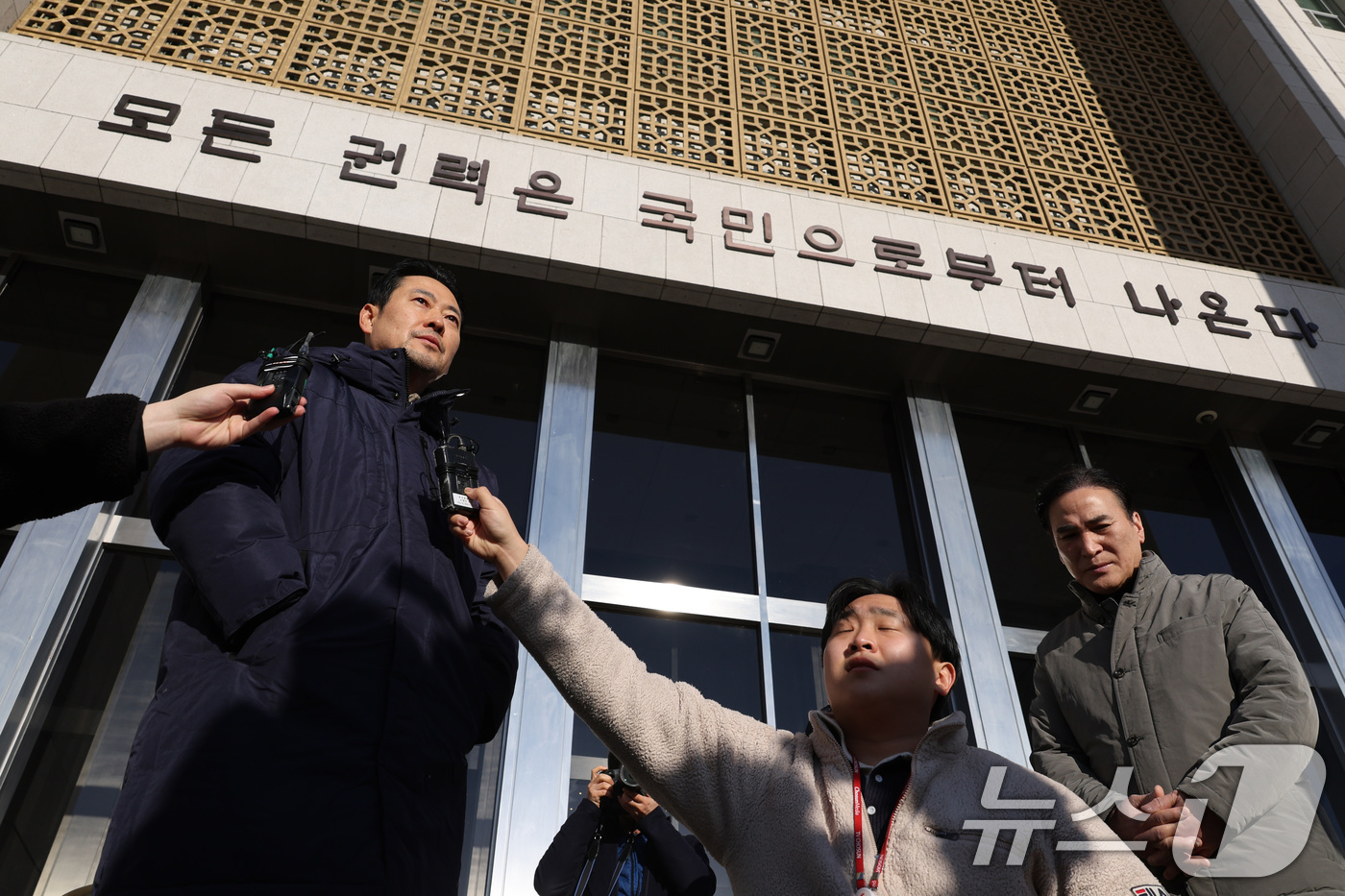 (서울=뉴스1) 신웅수 기자 = 단식 농성 중인 장동혁 국민의힘 대표가 20일 서울 여의도 국회에서 산책을 하며 취재진의 질의에 답변하고 있다. 2026.1.20/뉴스1