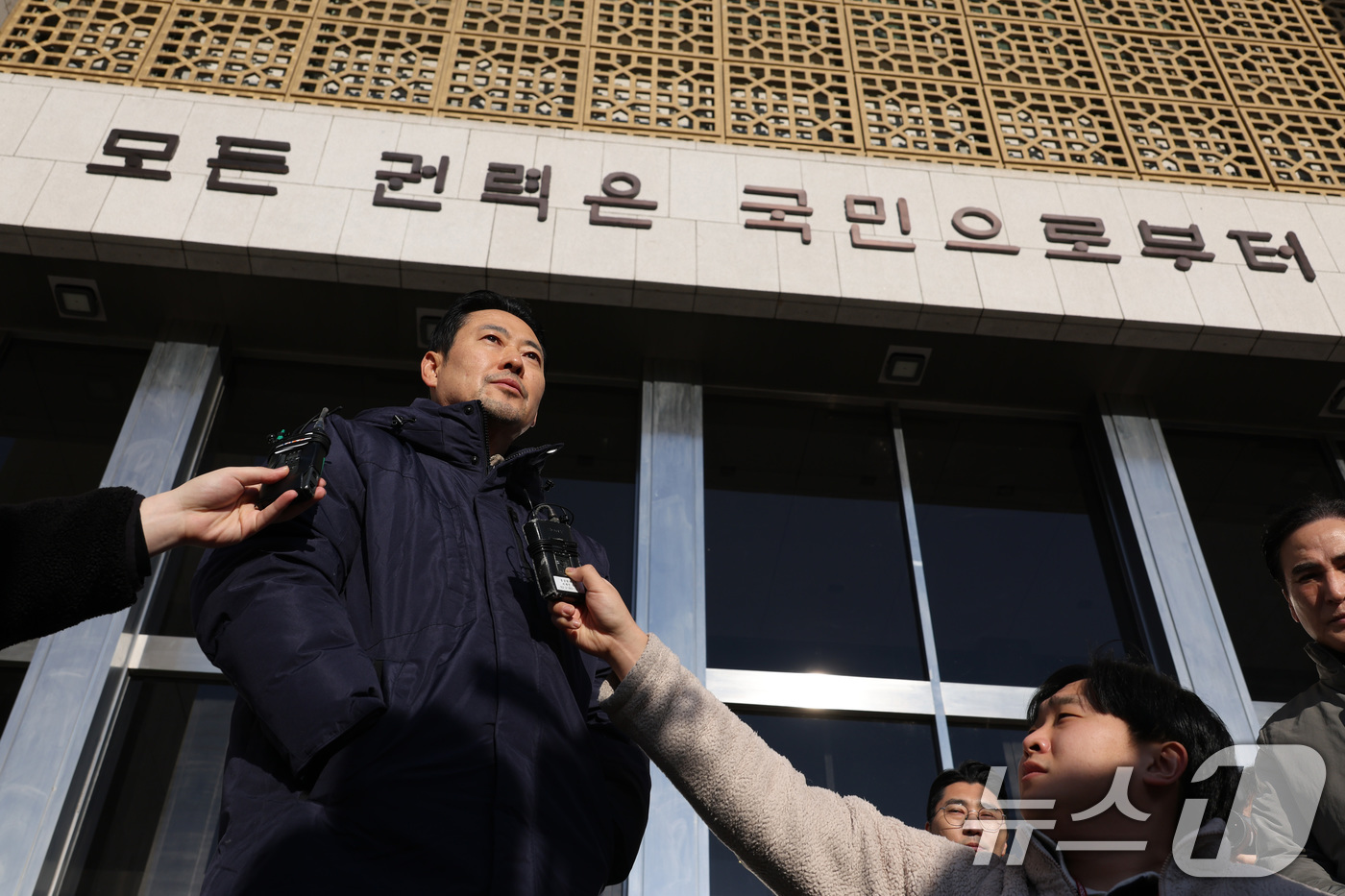 (서울=뉴스1) 신웅수 기자 = 단식 농성 중인 장동혁 국민의힘 대표가 20일 서울 여의도 국회에서 산책을 하며 취재진의 질의에 답변하고 있다. 2026.1.20/뉴스1