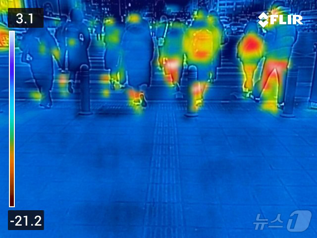(서울=뉴스1) 김진환 기자 = 절기상 대한(大寒)인 20일 오전 서울 광화문네거리에서 두꺼운 옷을 입은 시민들이 출근길 발걸음을 옮기고 있다. 열화상카메라는 온도가 높을수록 붉은 …