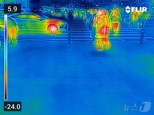 (서울=뉴스1) 김진환 기자 = 절기상 대한(大寒)인 20일 오전 서울 광화문네거리에서 두꺼운 옷을 입은 시민들이 출근길 발걸음을 옮기고 있다. 열화상카메라는 온도가 높을수록 붉은 …