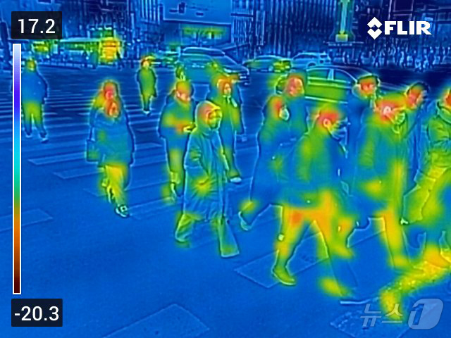 (서울=뉴스1) 김진환 기자 = 절기상 대한(大寒)인 20일 오전 서울 광화문네거리에서 두꺼운 옷을 입은 시민들이 출근길 발걸음을 옮기고 있다. (열화상 카메라 촬영) 2026.1 …