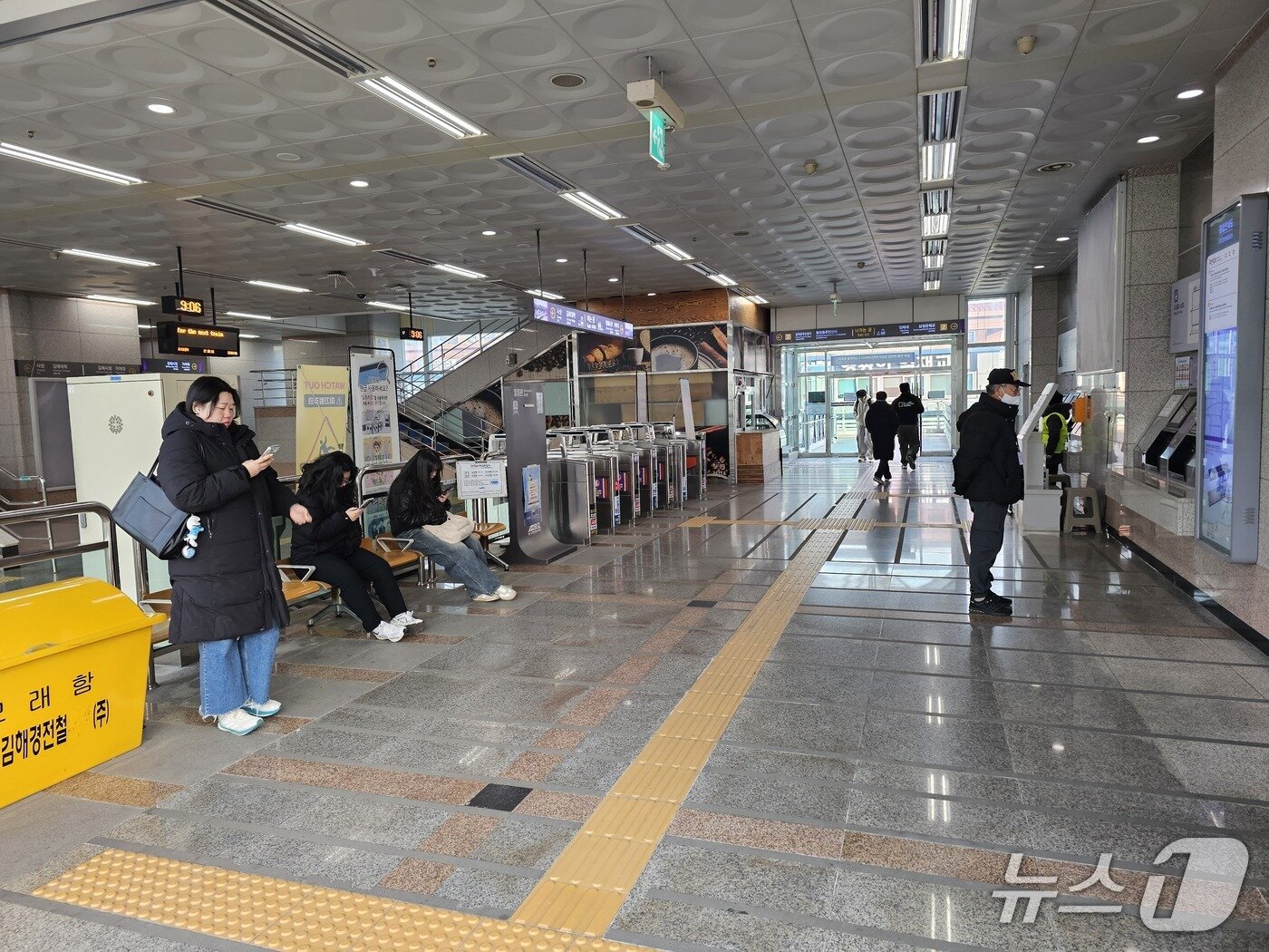 본문 이미지 - 절기상 대한인 20일 오전 버스를 기다리는 시민들이 추위를 피해 역 안으로 피해 있다. 2026.1.20 ⓒ 뉴스1 박민석 기자