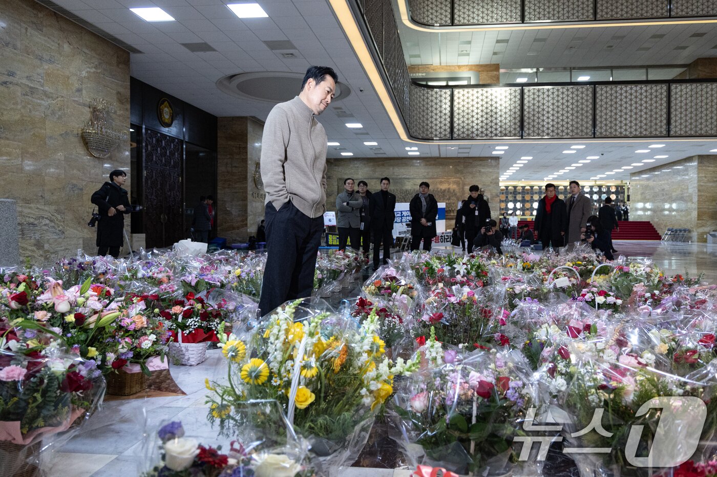 본문 이미지 - 더불어민주당의 통일교 및 공천뇌물 특검 수용을 촉구하며 6일째 단식을 이어가고 있는 장동혁 국민의힘 대표가 20일 서울 여의도 국회 로텐더홀에서 응원 꽃바구니를 바라보고 있다. 2026.1.20/뉴스1 ⓒ News1 이승배 기자