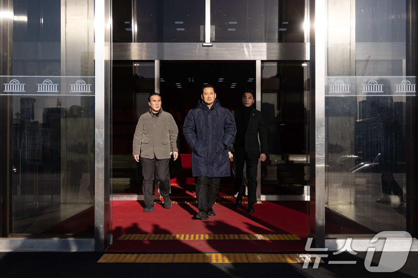 본문 이미지 - 더불어민주당의 통일교 및 공천뇌물 특검 수용을 촉구하며 6일째 단식을 이어가고 있는 장동혁 국민의힘 대표가 20일 서울 여의도 국회 외부로 나서고 있다. 2026.1.20/뉴스1 ⓒ News1 이승배 기자