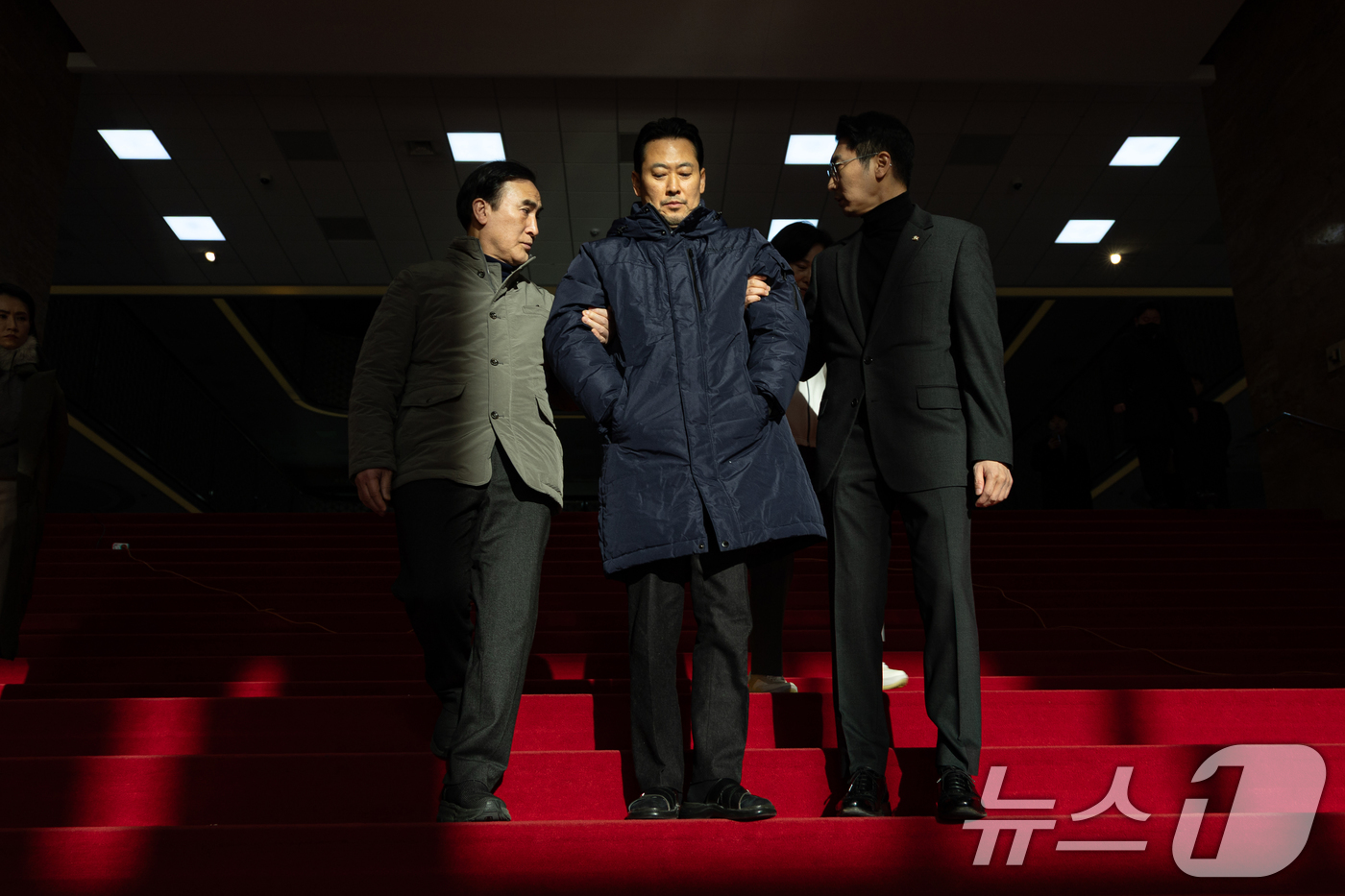 (서울=뉴스1) 이승배 기자 = 더불어민주당의 통일교 및 공천뇌물 특검 수용을 촉구하며 6일째 단식을 이어가고 있는 장동혁 국민의힘 대표가 20일 서울 여의도 국회 본관을 나서고 …