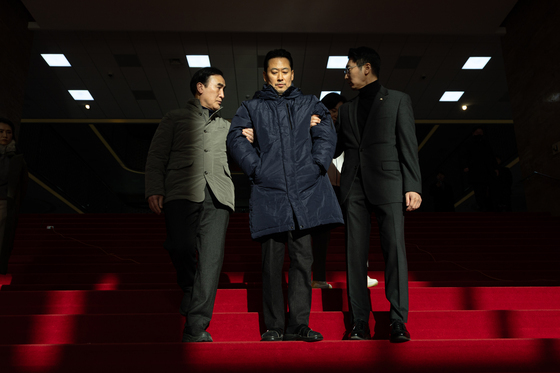 부축 받으며 국회 밖으로 향하는 장동혁 대표