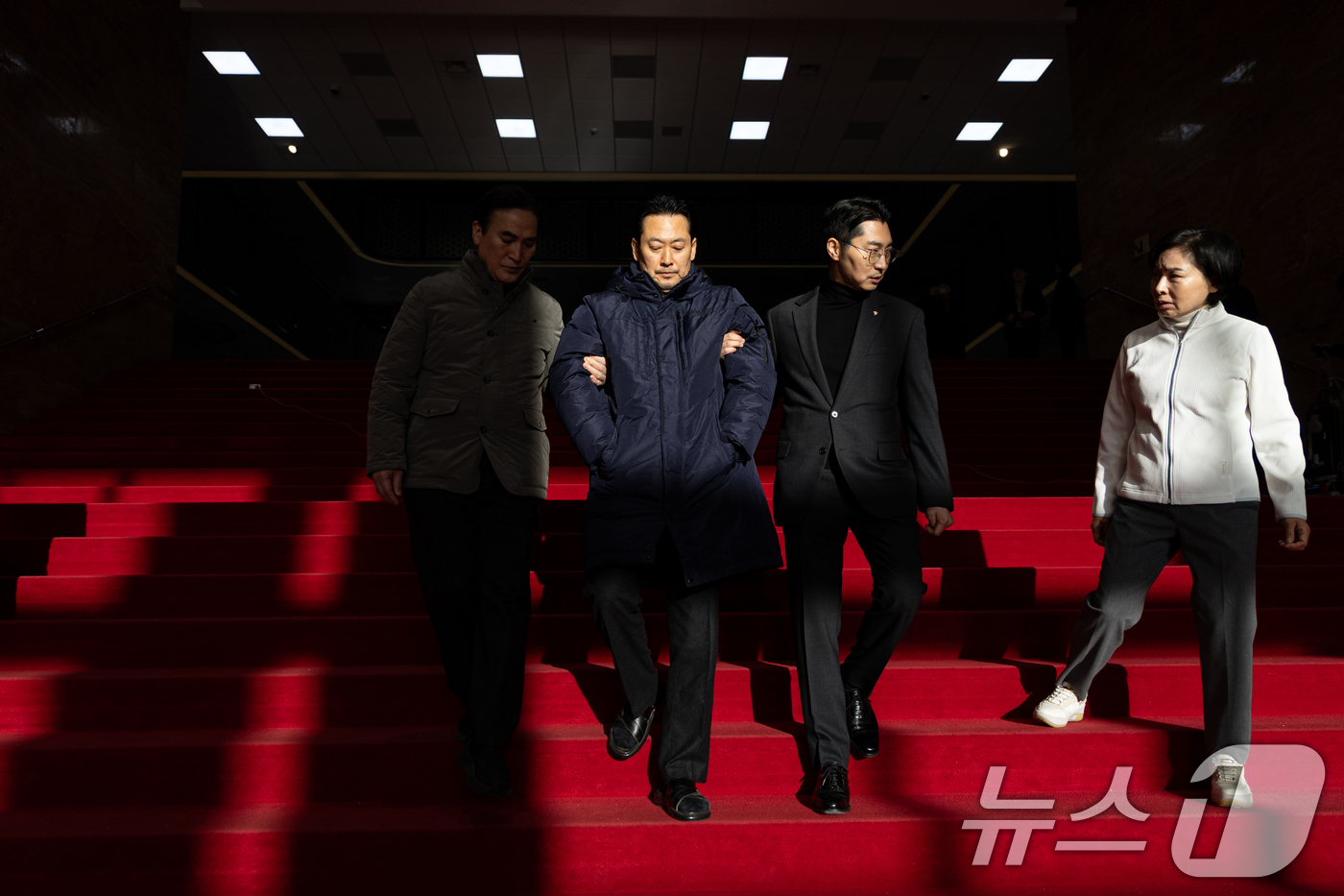 (서울=뉴스1) 이승배 기자 = 더불어민주당의 통일교 및 공천뇌물 특검 수용을 촉구하며 6일째 단식을 이어가고 있는 장동혁 국민의힘 대표가 20일 서울 여의도 국회 본관을 나서고 …