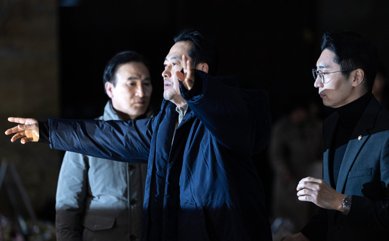 외투 입는 장동혁 대표