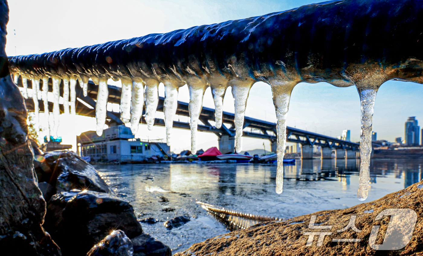 (서울=뉴스1) 이호윤 기자 = 한파주의보가 발효된 20일 서울 광진구 인근 한강에 고드름이 얼어있다. 기상청은 이날부터 전국 대부분 지역에서 아침 기온이 전날보다 10도 이상 크 …