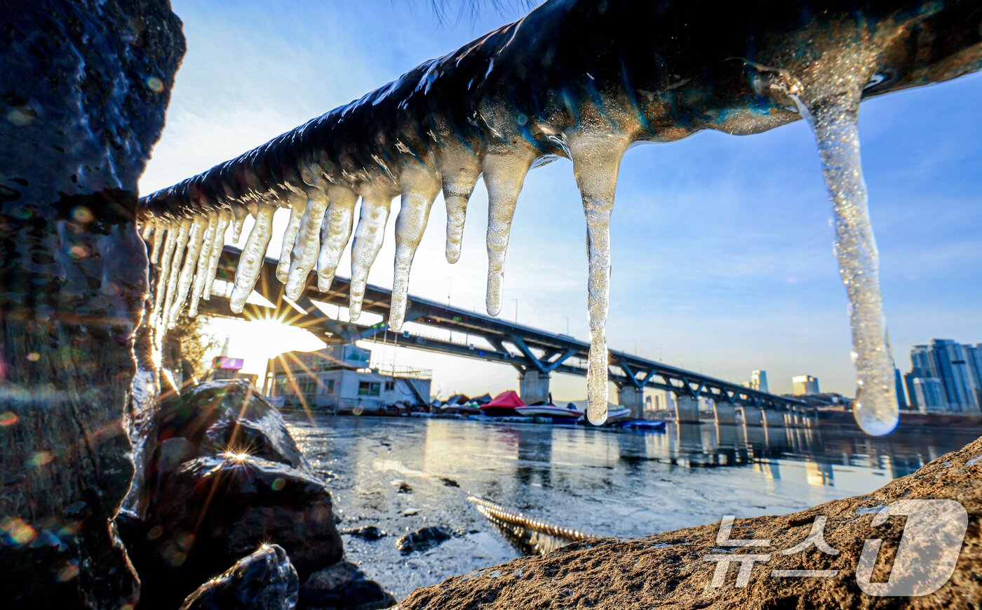 본문 이미지 - 한파주의보가 발효된 20일 서울 광진구 인근 한강에 고드름이 얼어있다.  2026.1.20/뉴스1 ⓒ News1 이호윤 기자