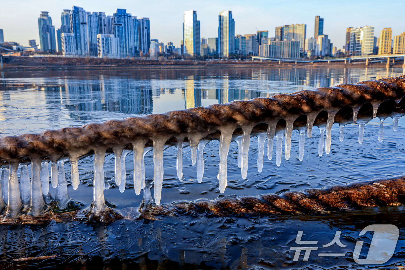 (서울=뉴스1) 이호윤 기자 = 한파주의보가 발효된 20일 서울 광진구 인근 한강에 고드름이 얼어있다. 기상청은 이날부터 전국 대부분 지역에서 아침 기온이 전날보다 10도 이상 크 …