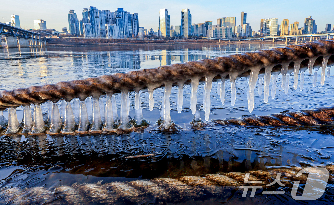 (서울=뉴스1) 이호윤 기자 = 한파주의보가 발효된 20일 서울 광진구 인근 한강에 고드름이 얼어있다. 기상청은 이날부터 전국 대부분 지역에서 아침 기온이 전날보다 10도 이상 크 …