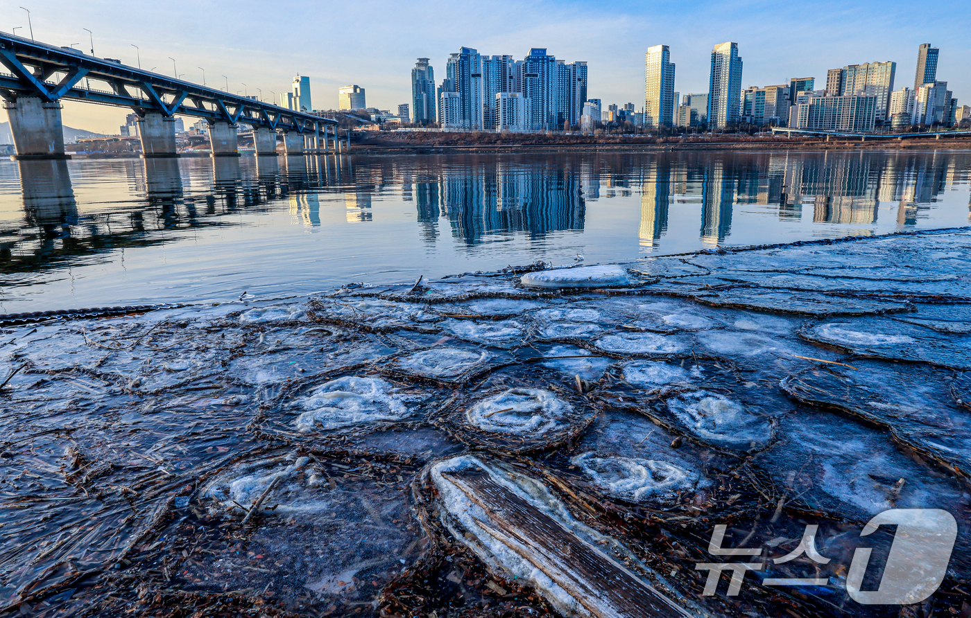 (서울=뉴스1) 이호윤 기자 = 한파주의보가 발효된 20일 서울 광진구 인근 한강이 얼어있다. 기상청은 이날부터 전국 대부분 지역에서 아침 기온이 전날보다 10도 이상 크게 떨어지 …