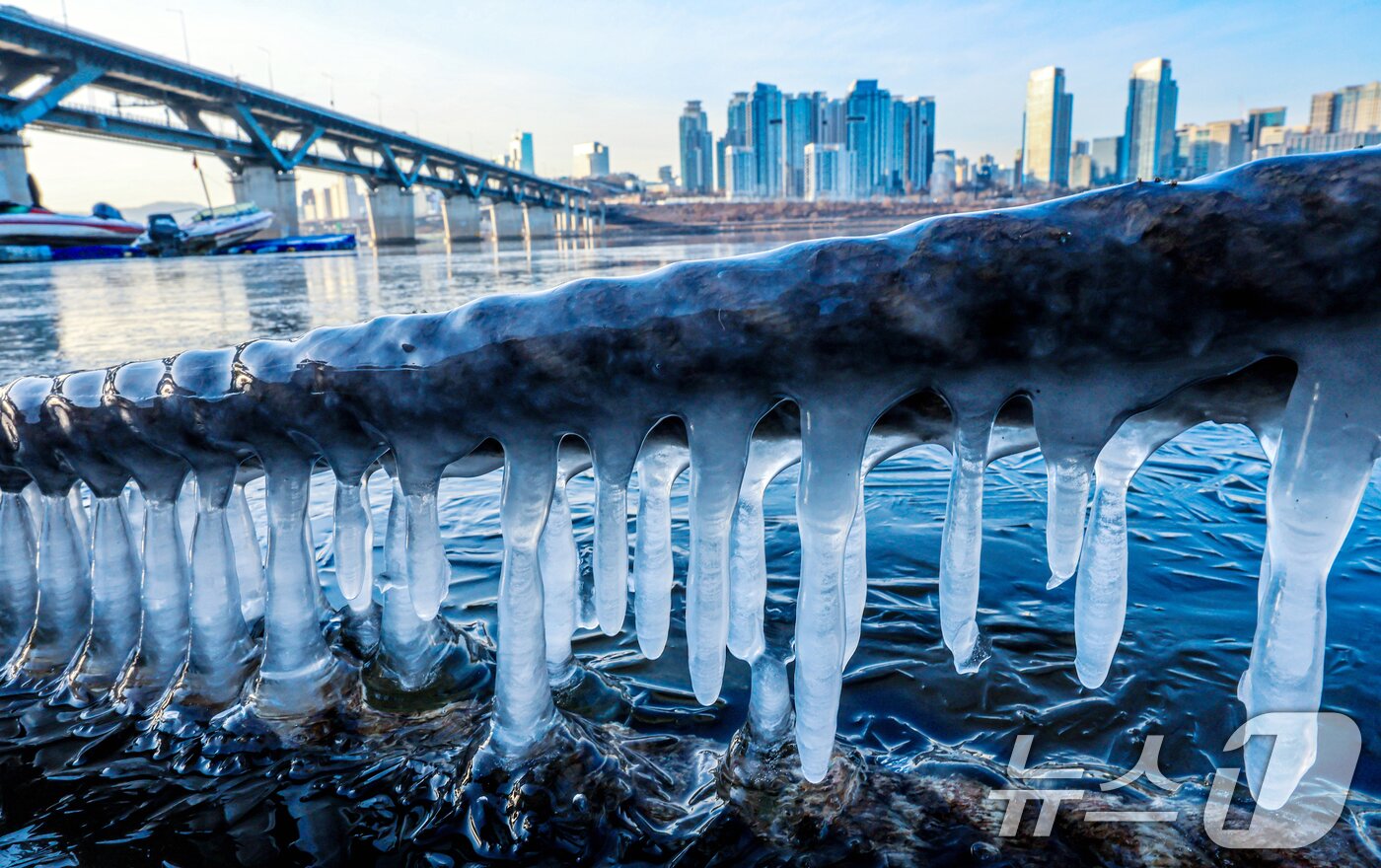 본문 이미지 - 한파주의보가 발효된 20일 서울 광진구 인근 한강에 고드름이 얼어있다.  2026.1.20/뉴스1 ⓒ News1 이호윤 기자