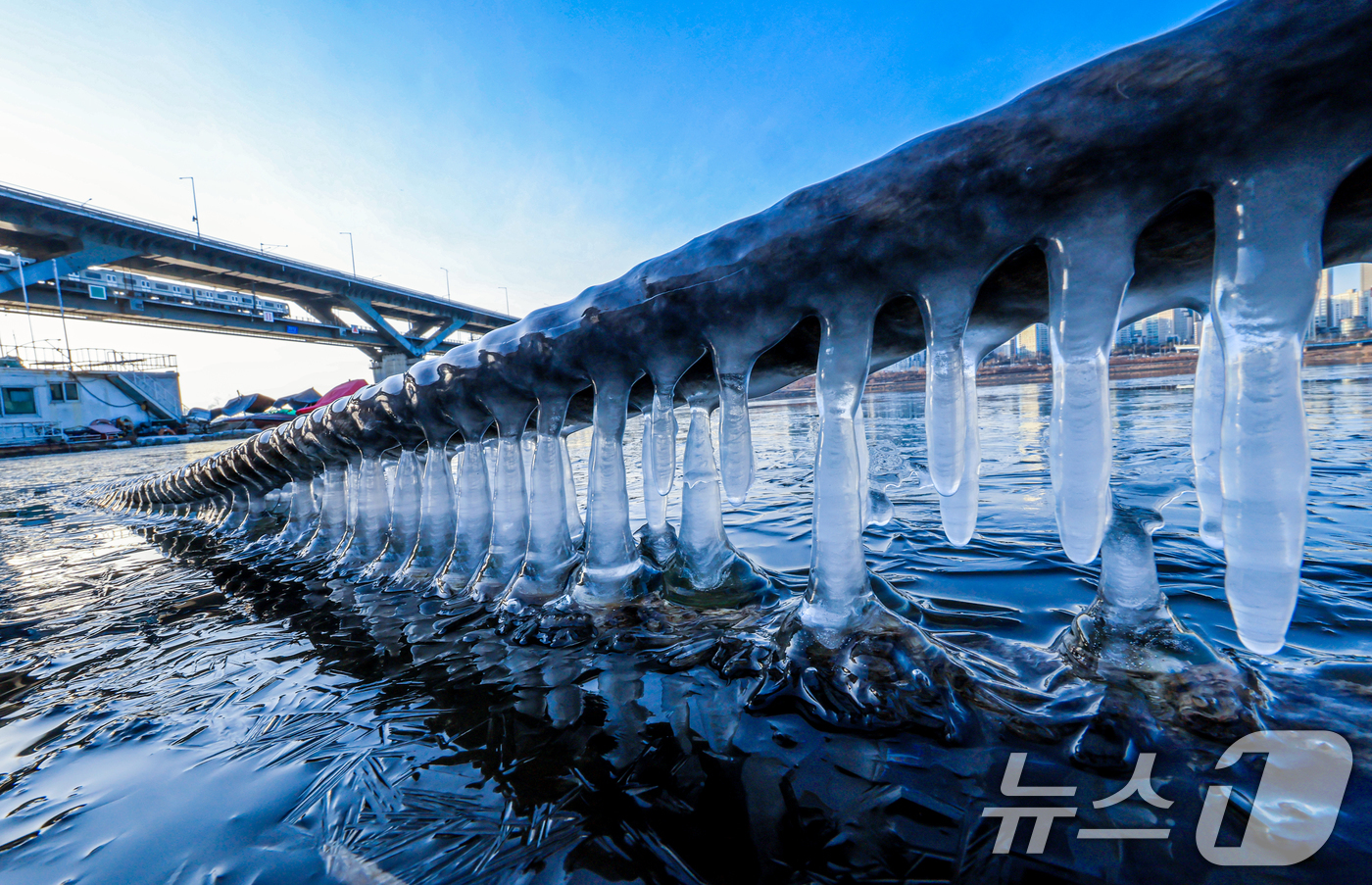 (서울=뉴스1) 이호윤 기자 = 한파주의보가 발효된 20일 서울 광진구 인근 한강에 고드름이 얼어있다. 기상청은 이날부터 전국 대부분 지역에서 아침 기온이 전날보다 10도 이상 크 …