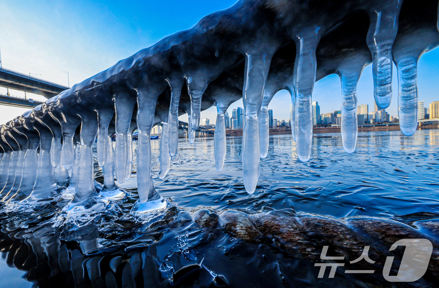 (서울=뉴스1) 이호윤 기자 = 한파주의보가 발효된 20일 서울 광진구 인근 한강에 고드름이 얼어있다. 기상청은 이날부터 전국 대부분 지역에서 아침 기온이 전날보다 10도 이상 크 …