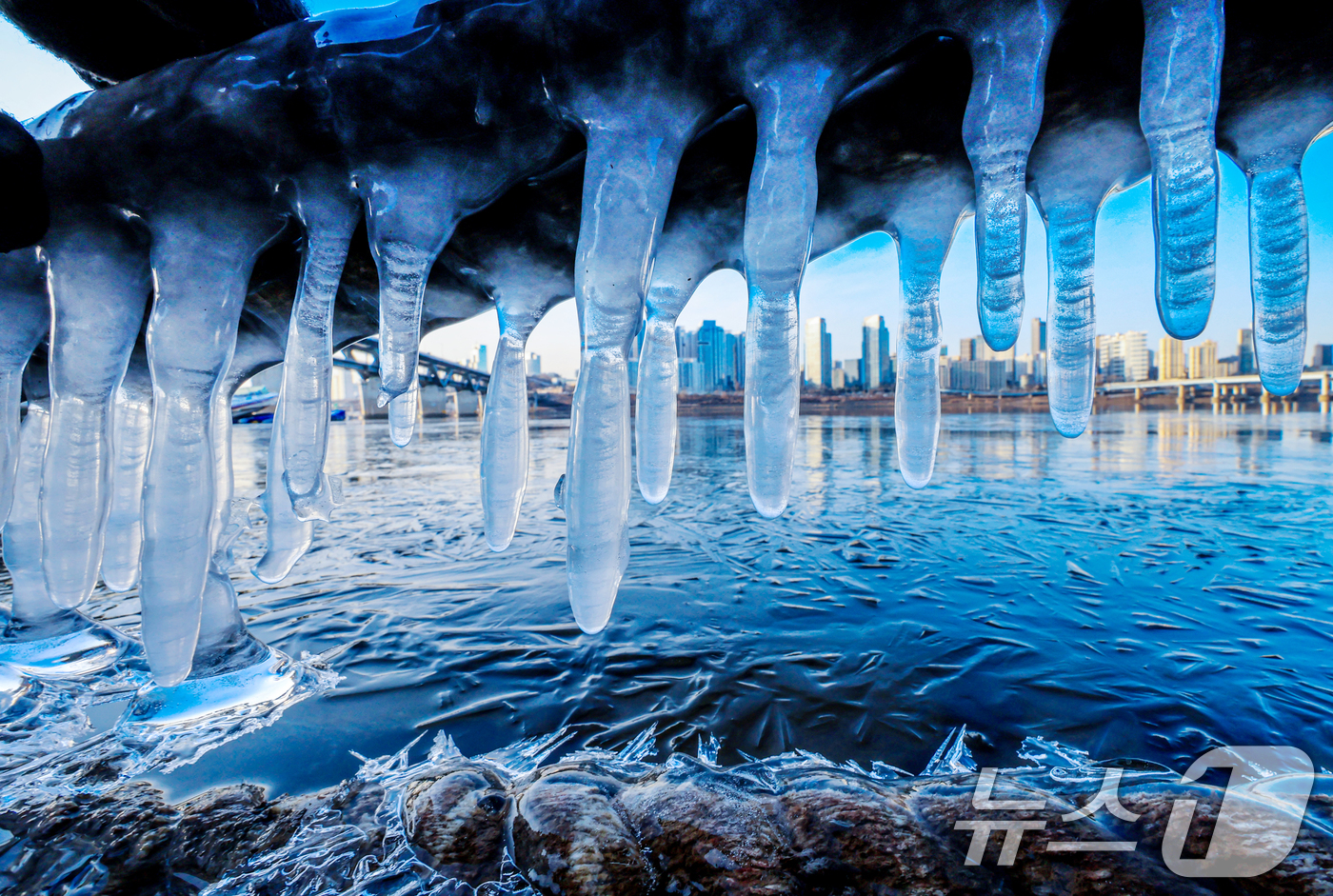 (서울=뉴스1) 이호윤 기자 = 한파주의보가 발효된 20일 서울 광진구 인근 한강에 고드름이 얼어있다. 기상청은 이날부터 전국 대부분 지역에서 아침 기온이 전날보다 10도 이상 크 …