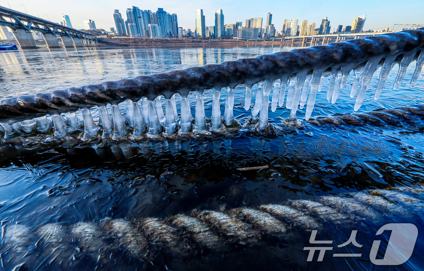 (서울=뉴스1) 이호윤 기자 = 한파주의보가 발효된 20일 서울 광진구 인근 한강에 고드름이 얼어있다. 기상청은 이날부터 전국 대부분 지역에서 아침 기온이 전날보다 10도 이상 크 …