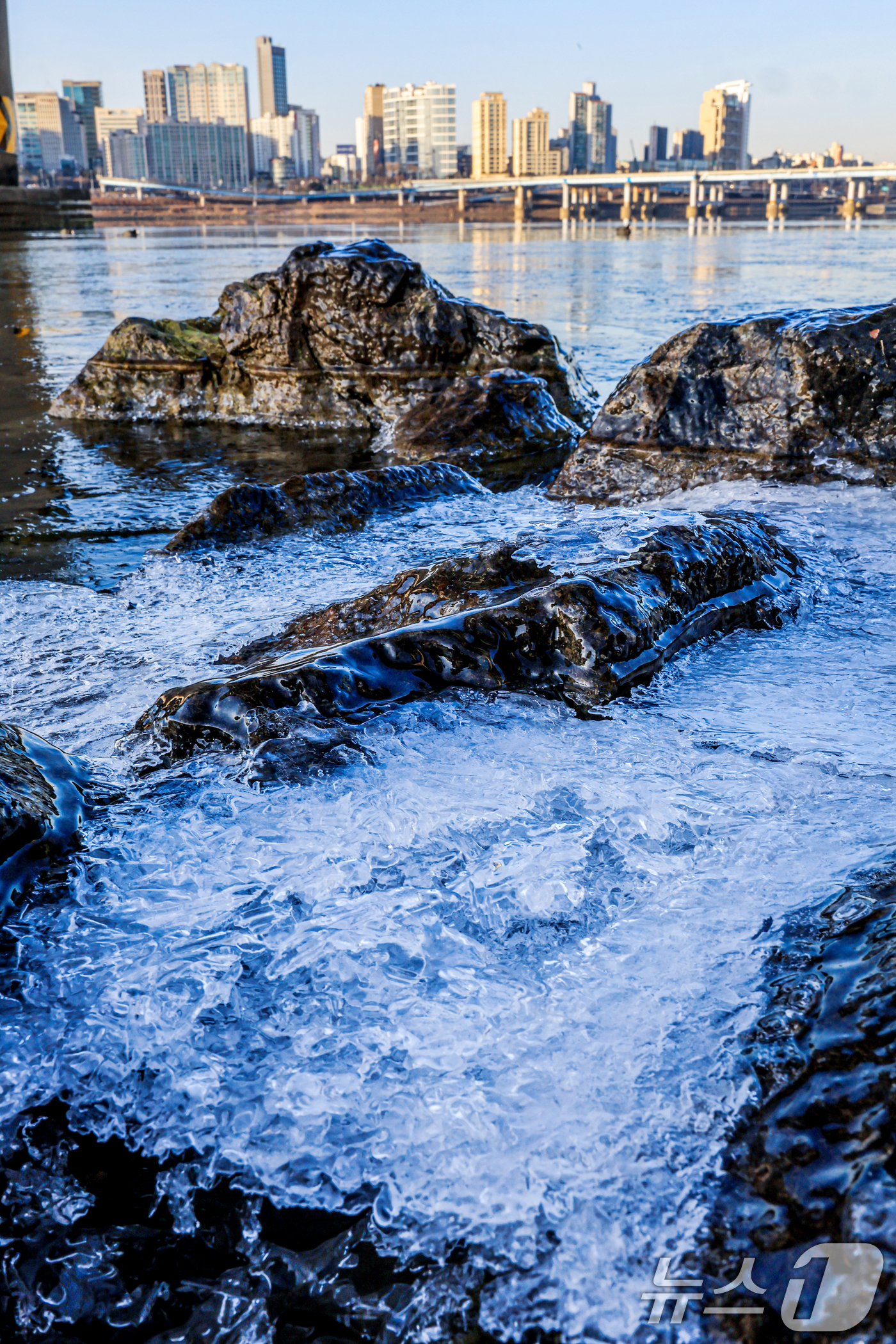 (서울=뉴스1) 이호윤 기자 = 한파주의보가 발효된 20일 서울 광진구 인근 한강이 얼어있다. 기상청은 이날부터 전국 대부분 지역에서 아침 기온이 전날보다 10도 이상 크게 떨어지 …