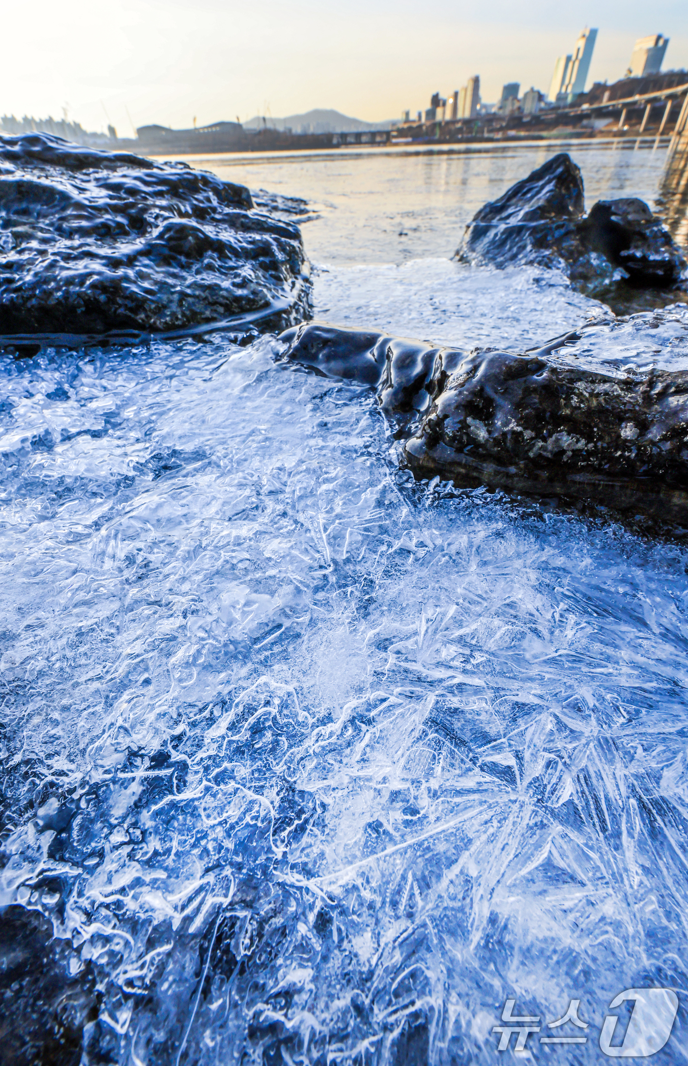 (서울=뉴스1) 이호윤 기자 = 한파주의보가 발효된 20일 서울 광진구 인근 한강이 얼어있다. 기상청은 이날부터 전국 대부분 지역에서 아침 기온이 전날보다 10도 이상 크게 떨어지 …