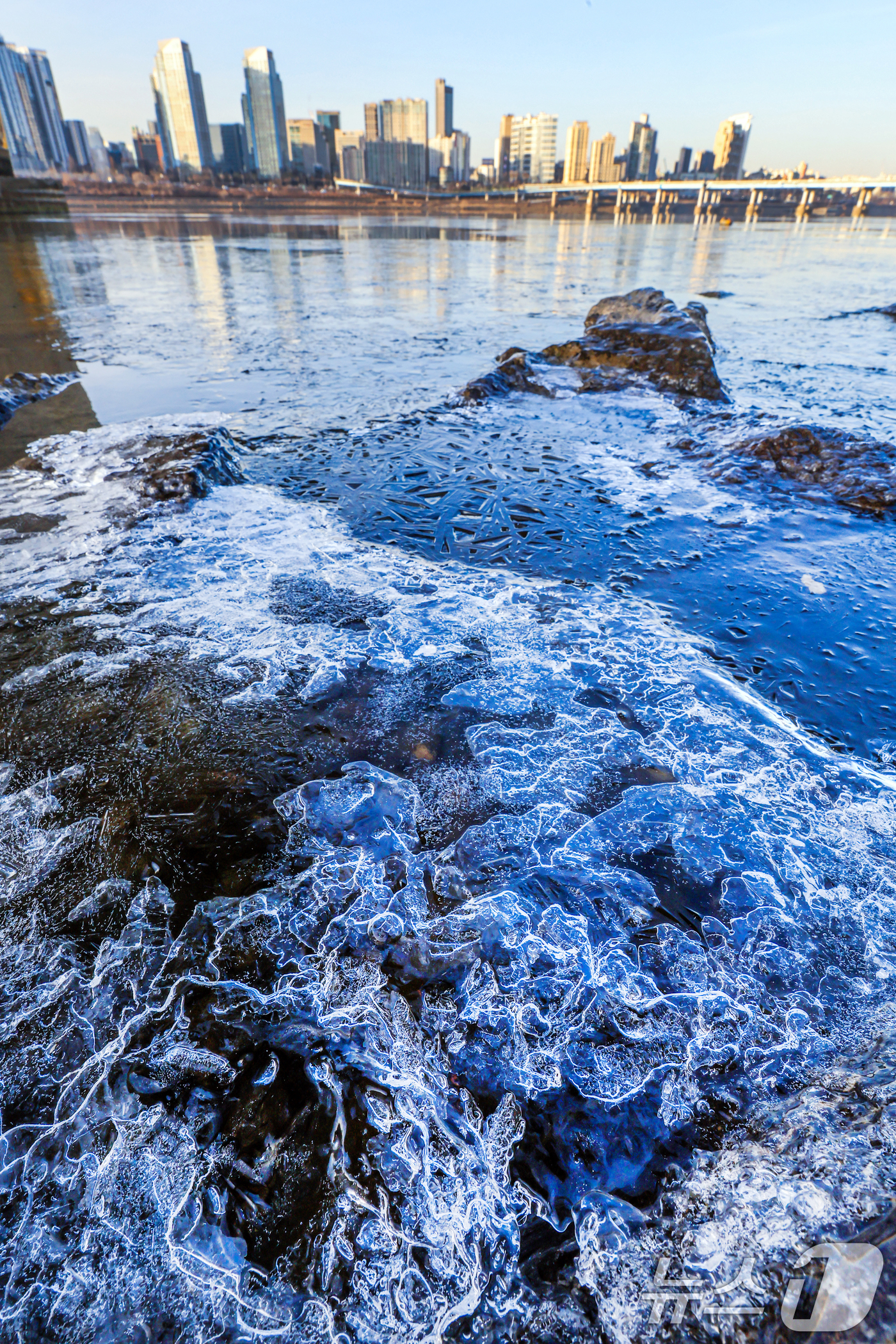 (서울=뉴스1) 이호윤 기자 = 한파주의보가 발효된 20일 서울 광진구 인근 한강이 얼어있다. 기상청은 이날부터 전국 대부분 지역에서 아침 기온이 전날보다 10도 이상 크게 떨어지 …