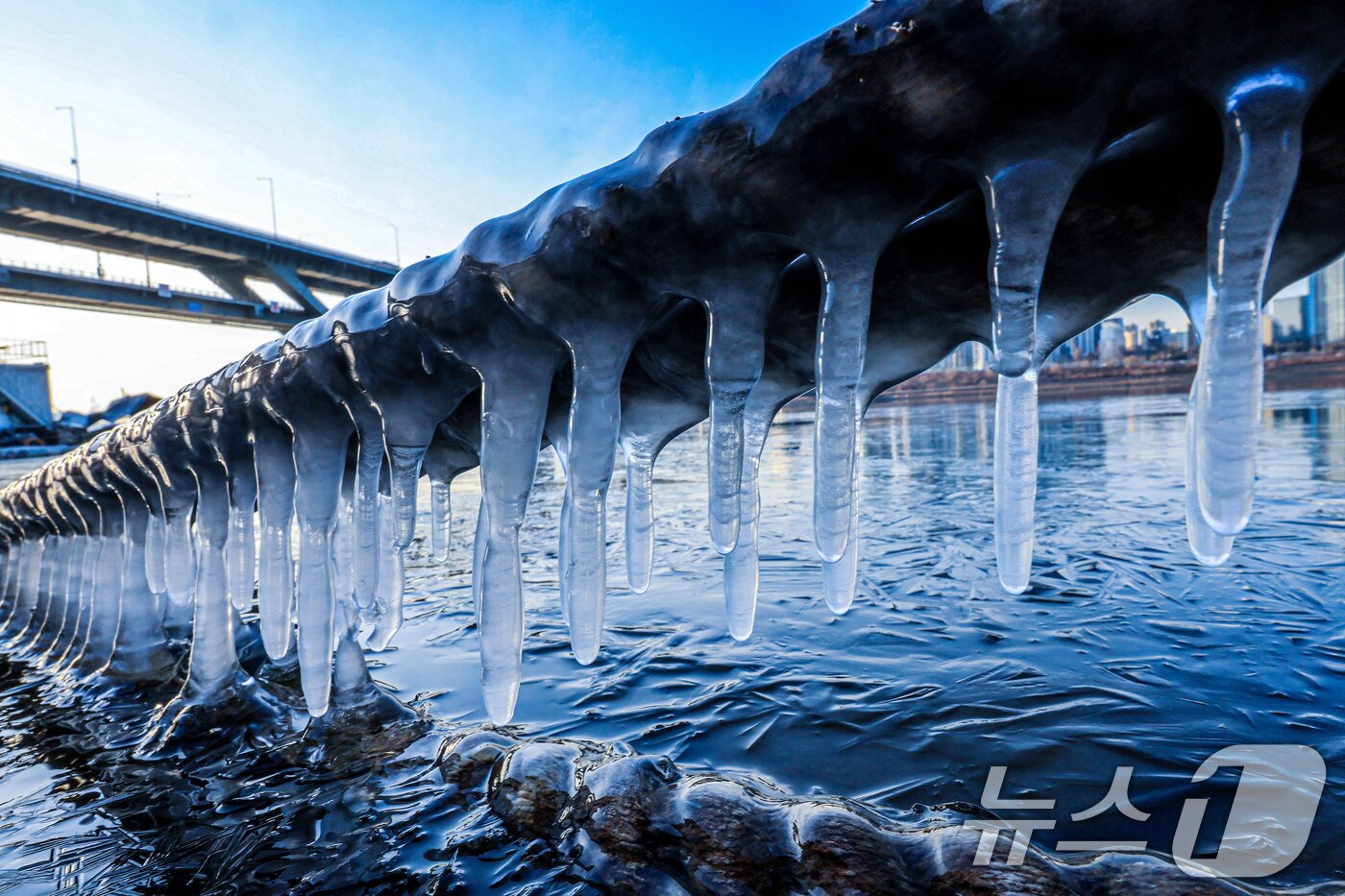 본문 이미지 - 한파주의보가 발효된 20일 서울 광진구 인근 한강에 고드름이 얼어있다.  2026.1.20/뉴스1 ⓒ News1 이호윤 기자
