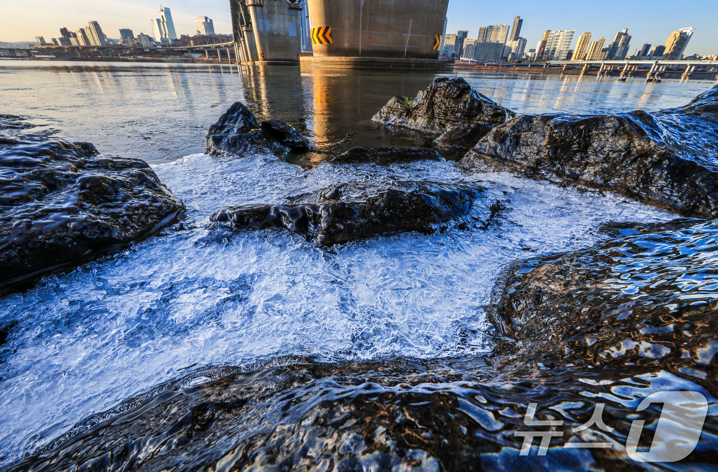 (서울=뉴스1) 이호윤 기자 = 한파주의보가 발효된 20일 서울 광진구 인근 한강이 얼어있다. 기상청은 이날부터 전국 대부분 지역에서 아침 기온이 전날보다 10도 이상 크게 떨어지 …