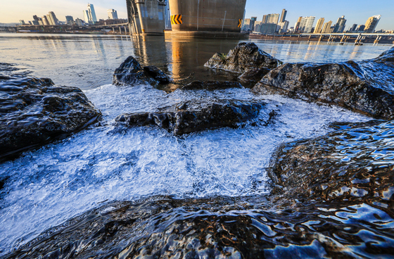 한강마저 꽁꽁 얼려버린 최강한파