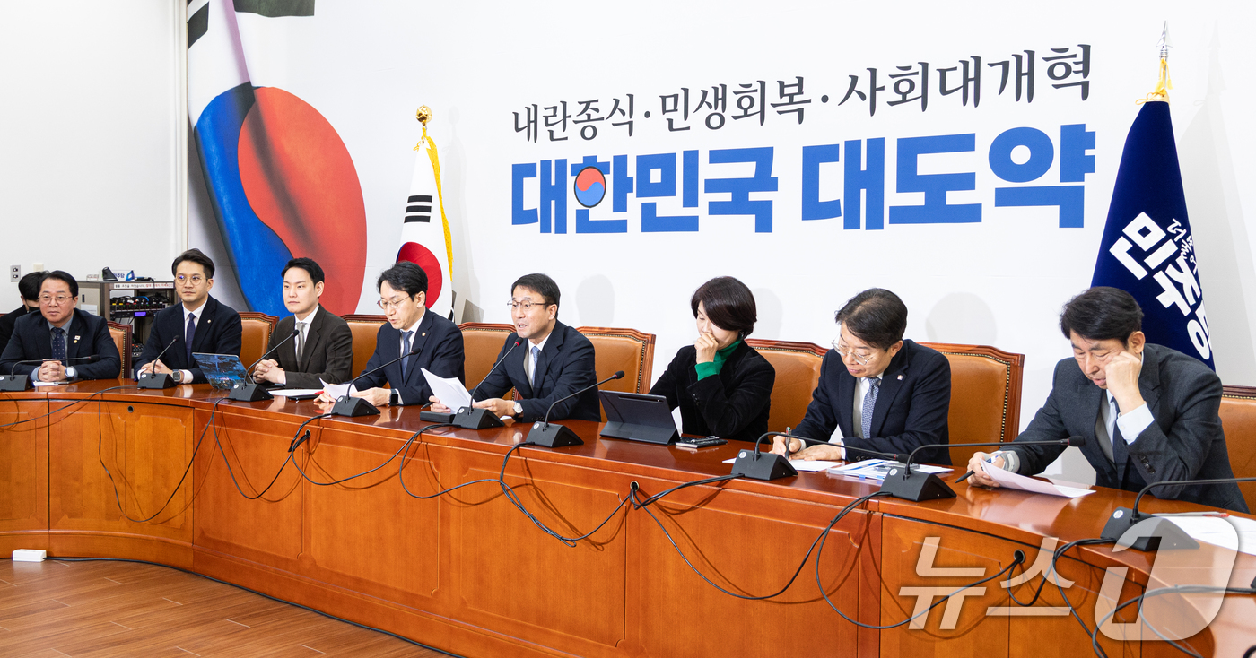 (서울=뉴스1) 이승배 기자 = 한병도 더불어민주당 원내대표가 20일 서울 여의도 국회에서 열린 원내대책회의에서 모두발언하고 있다. 2026.1.20/뉴스1