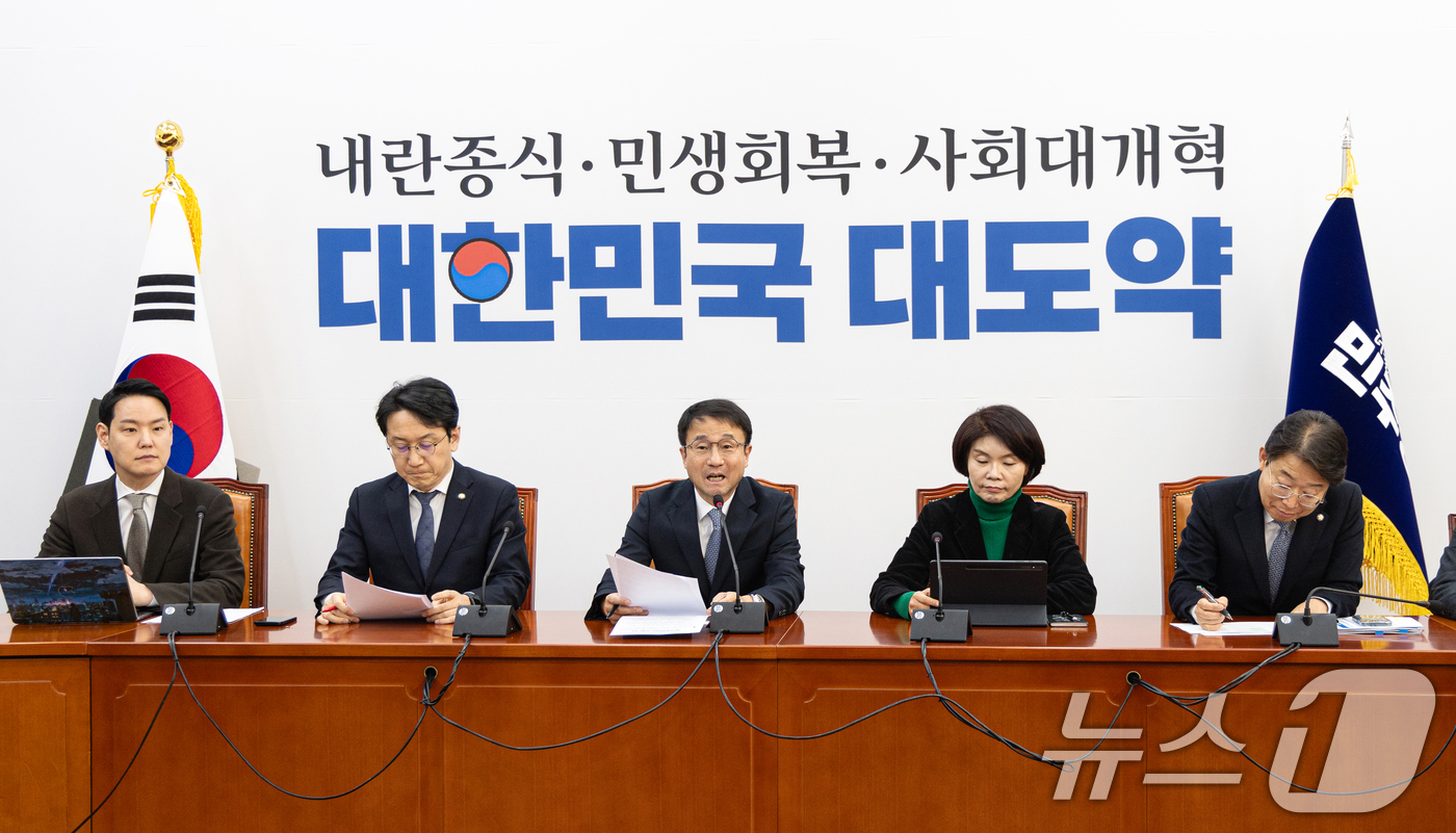 (서울=뉴스1) 이승배 기자 = 한병도 더불어민주당 원내대표가 20일 서울 여의도 국회에서 열린 원내대책회의에서 모두발언하고 있다. 2026.1.20/뉴스1