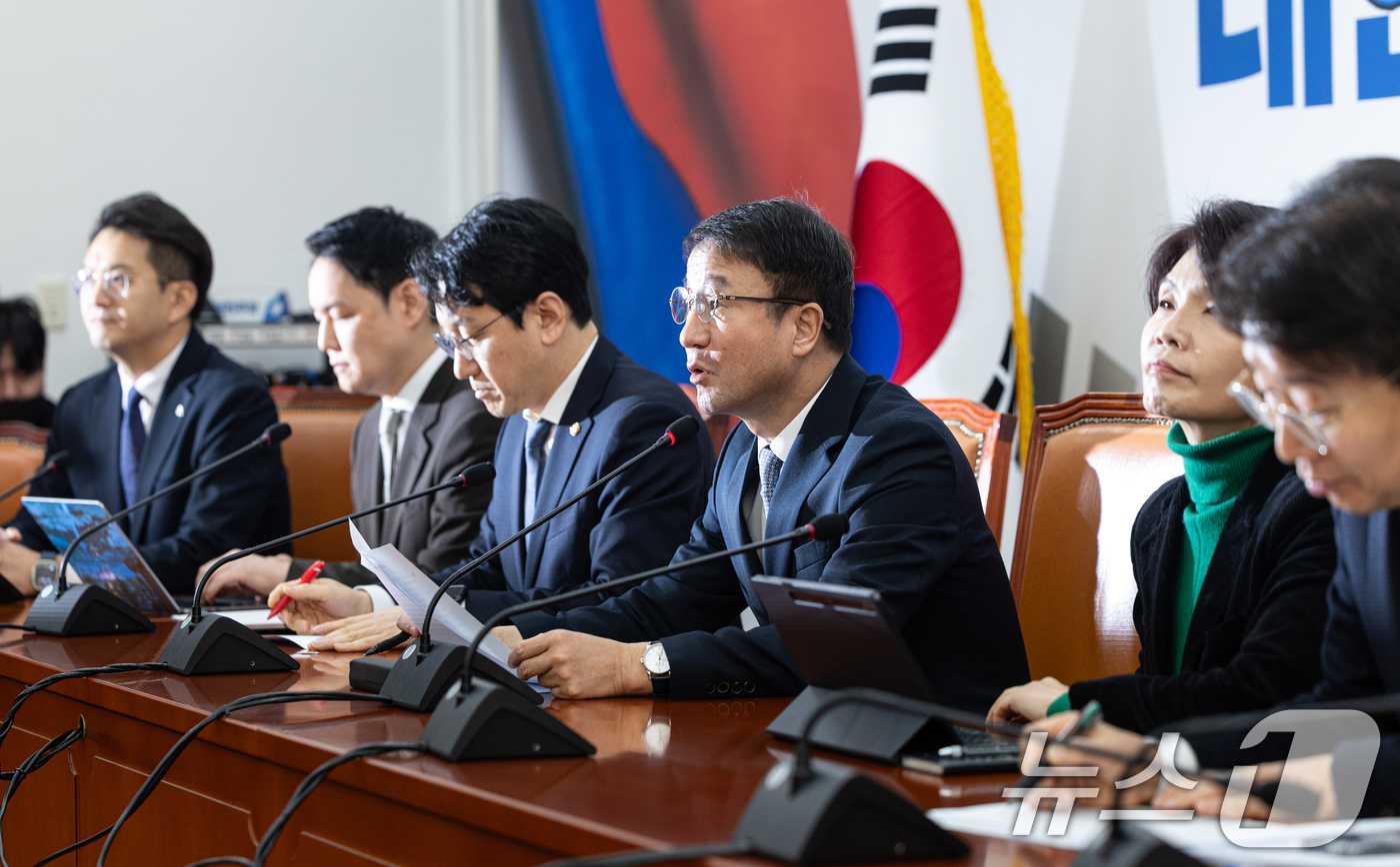 (서울=뉴스1) 이승배 기자 = 한병도 더불어민주당 원내대표가 20일 서울 여의도 국회에서 열린 원내대책회의에서 모두발언하고 있다. 2026.1.20/뉴스1