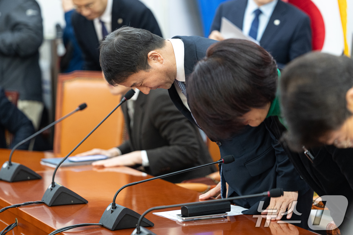 (서울=뉴스1) 이승배 기자 = 한병도 더불어민주당 원내대표가 20일 서울 여의도 국회에서 열린 원내대책회의에서 인사하고 있다. 2026.1.20/뉴스1