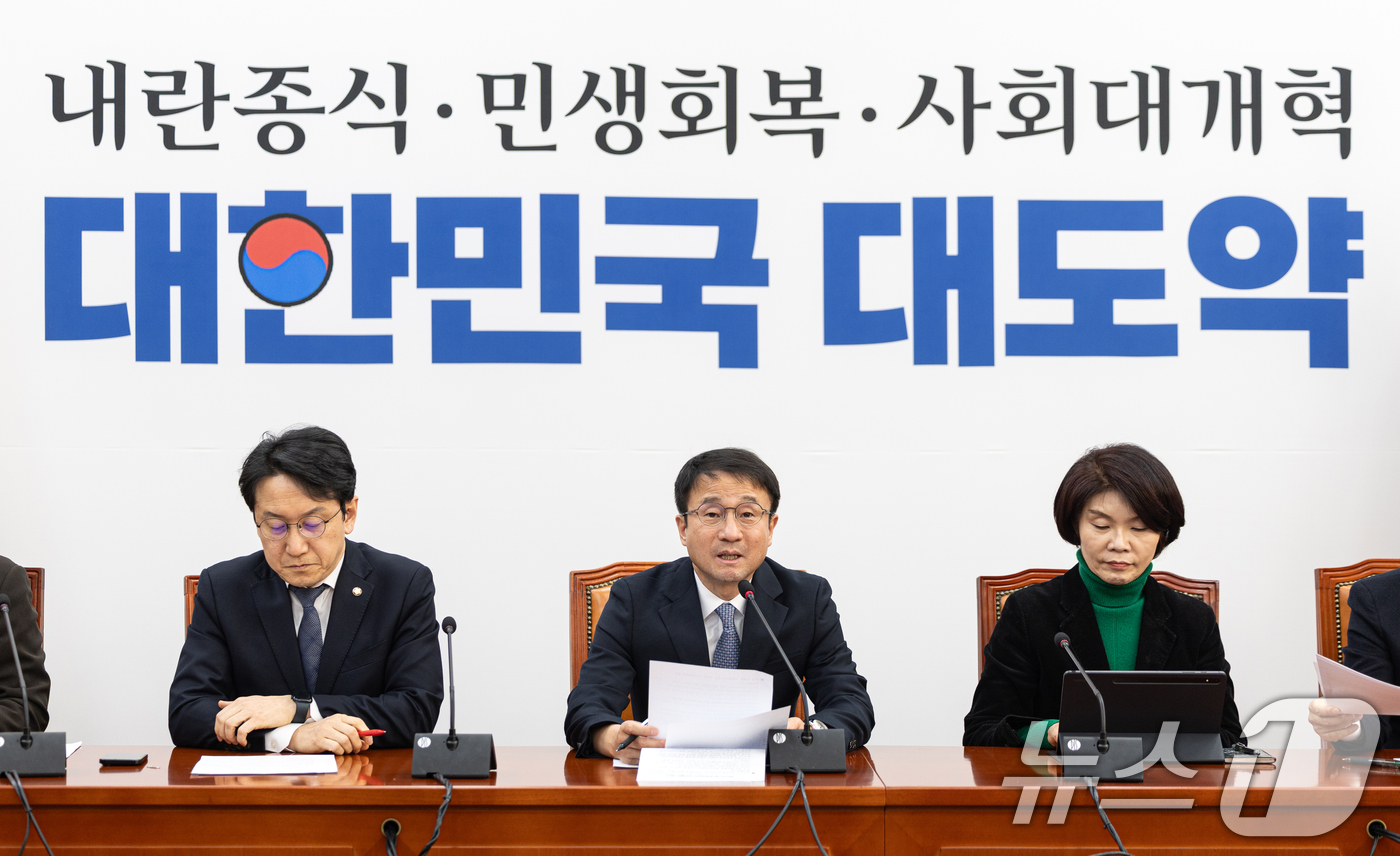 (서울=뉴스1) 이승배 기자 = 한병도 더불어민주당 원내대표가 20일 서울 여의도 국회에서 열린 원내대책회의에서 모두발언하고 있다. 2026.1.20/뉴스1