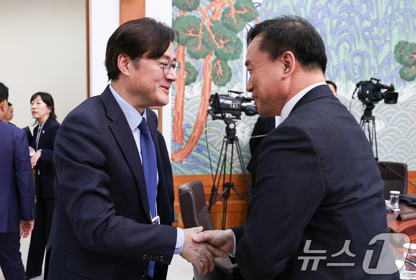 (서울=뉴스1) 허경 기자 = 홍익표 정무수석이 20일 청와대에서 열린 국무회의에서 김종철 방송미디어통신위원장과 악수하고 있다. 2026.1.20/뉴스1