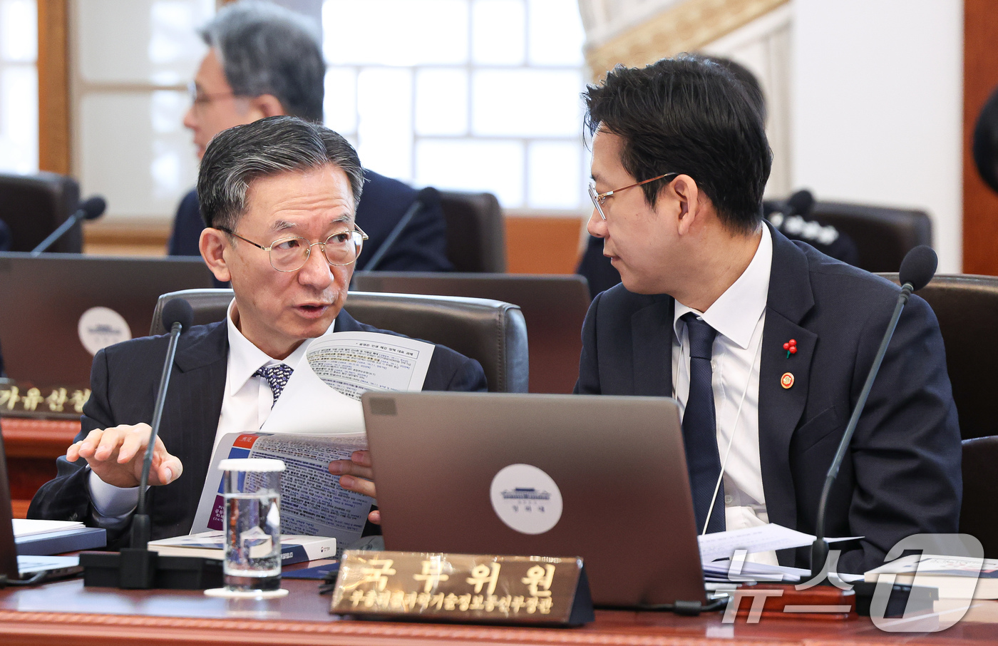 (서울=뉴스1) 허경 기자 = 배경훈 부총리 겸 과학기술정보통신부 장관과 정성호 법무부 장관이 20일 청와대에서 열린 국무회의에서 대화를 하고 있다. 2026.1.20/뉴스1