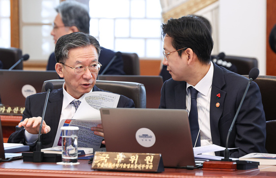 대화 나누는 배경훈 부총리·정성호 장관