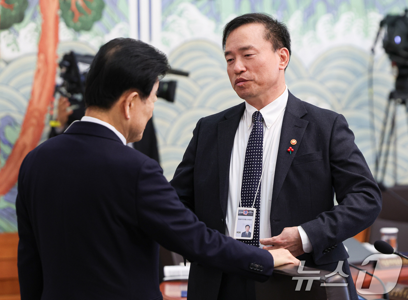 (서울=뉴스1) 허경 기자 = 김종철 방송미디어통신위원장과 정동영 통일부 장관이 20일 청와대에서 열린 국무회의에서 대화를 하고 있다. 2026.1.20/뉴스1